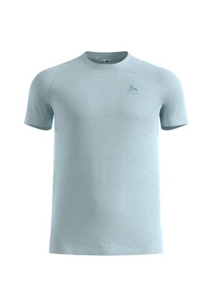 Hellblaues sportliches Kurzarmshirt mit feinem Texturmuster und kleinem Logo auf der linken Brust.