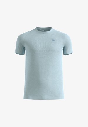 Hellblaues sportliches Kurzarmshirt mit feinem Texturmuster und kleinem Logo auf der linken Brust.