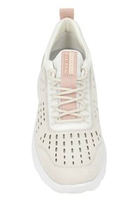 Hellbeige Sneaker mit Mesh-Obermaterial, rosa Akzenten, Schnürdesign und Belüftungsperforationen. Gerundete Sohle für Komfort und Unterstützung.