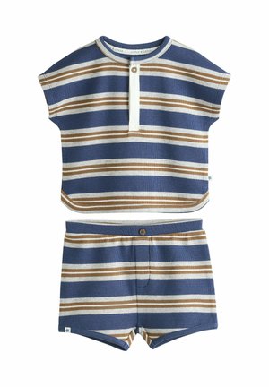 Stribet to-delt sæt i blå, brun og hvid. Kortærmet top med knapper og matchende shorts med knapdetalje i taljen.