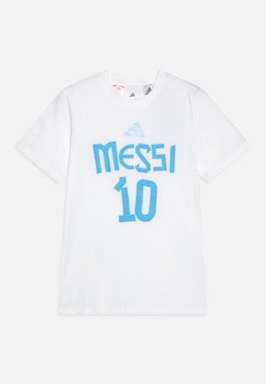 Bela bombažna majica s kratkimi rokavi, na kateri je modra tiskana oznaka "MESSI" in "10". Ima okroglo izrez. Logo Adidas je prikazan nad napisom.
