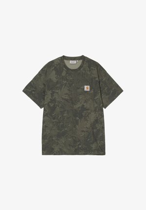 T-shirt a maniche corte in motivo camouflage scuro, realizzato in cotone. Presenta un collo rotondo e una piccola etichetta cucita con un logo sul lato sinistro del petto.
