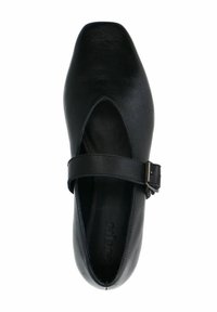 Zwarte leren schoen met een vierkante neus, voorzien van een uitsnijdontwerp en een band met een metalen gespsluiting over de wreef. Glad oppervlak.