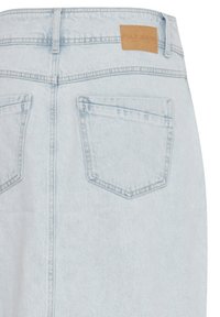 Jean en denim bleu clair, vue arrière, montrant deux poches arrière, passants de ceinture, couture centrale et un patch en cuir beige sur la ceinture.