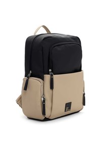 Juodas ir smėlio spalvos kuprinė su elegantišku dizainu, turinti užtrauktukus, priekiniame kišenėje ir tekstūruotą paviršių. Kompaktiškos ir praktiškos formos.