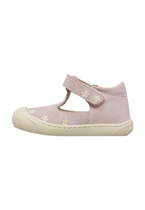 Scarpa rosa chiaro per bambino piccolo con cinturino regolabile e piccolo ricamo floreale bianco, suola in gomma e punta con texture.