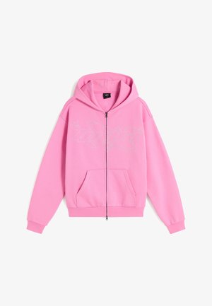 Różowa bluza z kapturem zapinana na zamek, wykonana z miękkiego materiału, z przednią kieszenią, luźnym krojem oraz ozdobnym przeszyciem w kształcie gwiazd i planety.