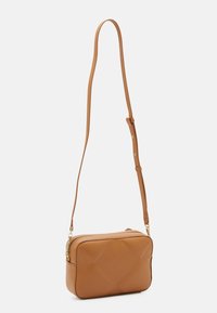 Brązowa skórzana torebka na ramię o prostokątnym kształcie, z zamkiem błyskawicznym i regulowanym paskiem; charakteryzuje się gładką fakturą i diamentowym pikowaniem.