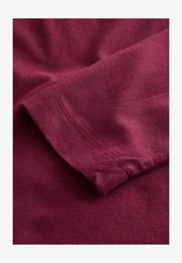 Nevybrané, burgundy red