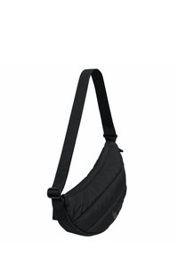 Svart vadderad crossbody-väska med en böjd form, justerbar rem, främre dragkedja och subtil branding. Har en strukturerad yta.