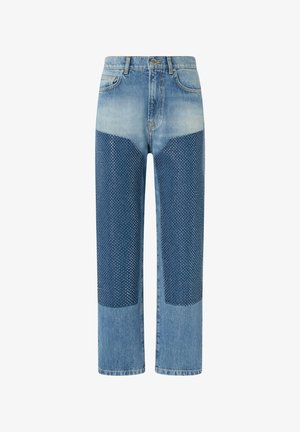 Vaqueros de mezclilla con un lavado azul claro y paneles parchados más oscuros que presentan un patrón de puntos. Diseño de pierna recta con estilo de cinco bolsillos.