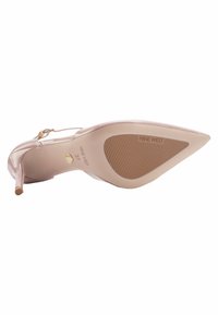 Roza patent usnjena visokodebeljasta sandal s koničastim nosom, slingback trakami in teksturirano podplatom. Vsebuje logotip blagovne znamke in oznake velikosti.