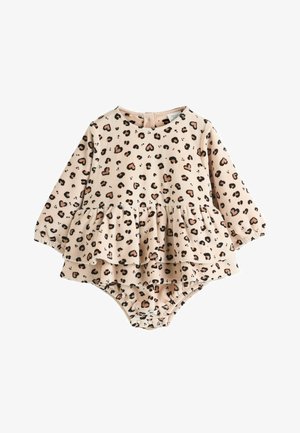 Langarm bodysuit van zacht beige stof met een zwart en bruin luipaard patroon, voorzien van een gelaagde, gerimpelde peplumrok en drukknoopsluiting.