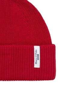 Czerwona dziergana czapka typu beanie z prążkowaną teksturą i podwiniętym mankietem. Posiada białą metkę z niebieskim napisem "Marc O'Polo DENIM."