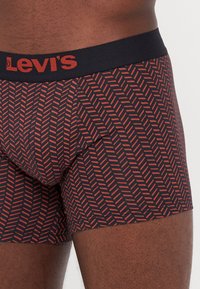 Levi's boxers i en marinblå och röd zigzag-mönster, med en slät bomullsblandning och en kontrasterande elastisk midjeband med logo.