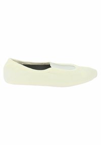 Weißes Canvas-Balletflats, runde Spitze, flaches Design, elastischer Einstieg, glatte Textur, minimale Beschläge, leichtes Material.