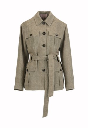 Beige, langärmelige Jacke mit Gürtel, vorderen Knöpfen, vier Klappentaschen und spitzem Kragen, aus strukturiertem Stoff gefertigt.