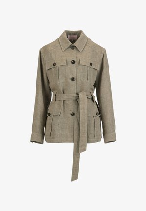 Bež dolg rokav suknjič s pasom, sprednjimi gumbi, štirimi žepki s poklopci in koničastim ovratnikom, izdelan iz teksturirane tkanine.