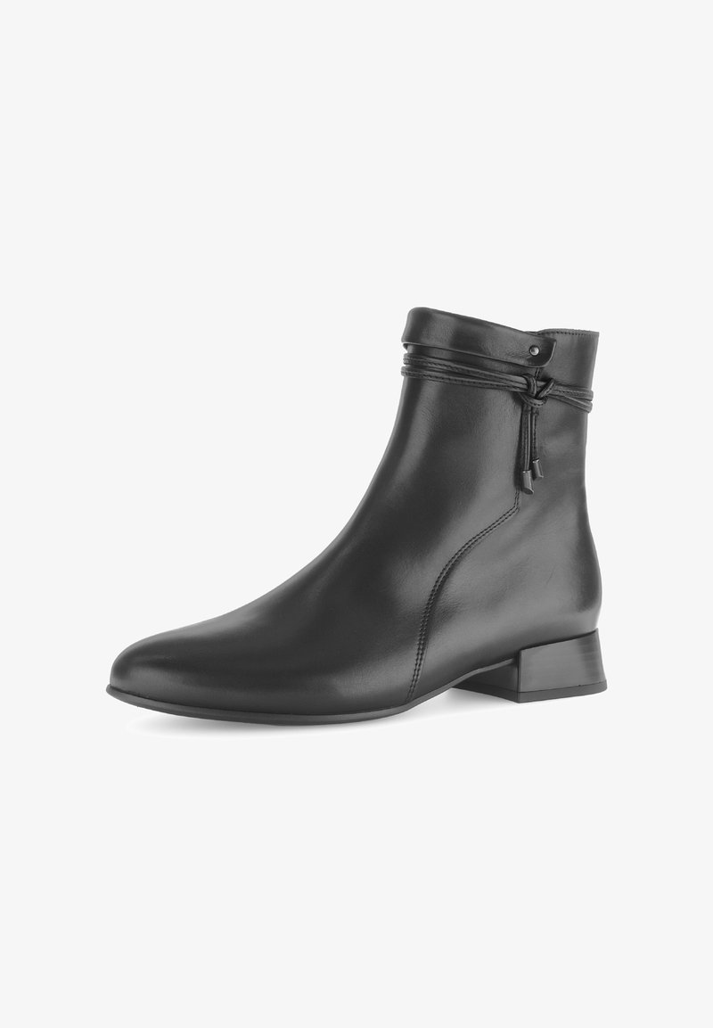 Bottine en cuir noir avec un bout arrondi, un petit talon carré et un nœud décoratif en haut. Texture lisse et design minimaliste.