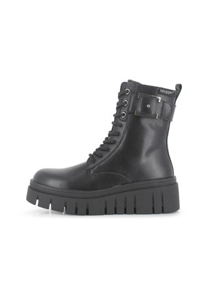 Botas de cuero negro hasta el tobillo con una suela gruesa, con diseño de cordones, acentos metálicos y una correa con logo en la parte superior.