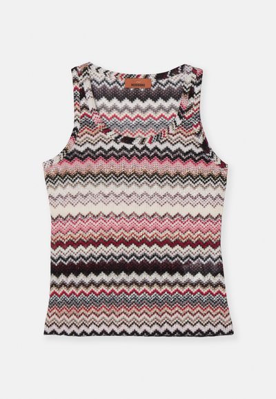 Camisola de malha com um padrão zigzag em tons de rosa, preto, cinza e creme. Decote redondo e design sem mangas.