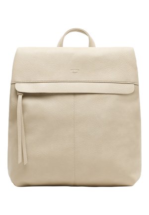 Mochila de cuero beige con una textura suave, parte superior redondeada, cierre en la solapa frontal y dos correas colgantes. Diseño minimalista con un branding sutil.