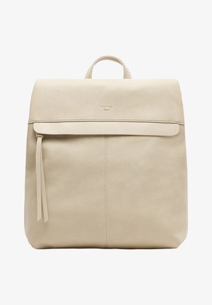 Beige leren rugzak met een gladde textuur, afgeronde bovenkant, flap met sluiting aan de voorkant en twee hangende banden. Minimalistisch ontwerp met subtiele branding.