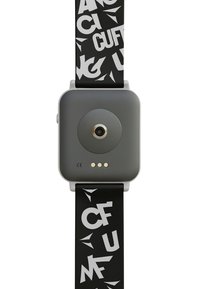 Smartwatch mit einem grauen quadratischen Zifferblatt, schwarzem Armband mit weißen grafischen Text und drei sichtbaren Indikatorpunkten. Minimalistisches Design.