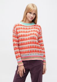 Pulover tricotat colorat cu un model floral în dungi în nuanțe de roșu, roz și verde, având tiv cu reie pentrustriat și guler bleu deschis.