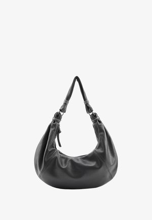 Zwarte leren hobo tas met een gladde textuur, gebogen vorm en een enkele band met metalen accenten en een ritssluiting.