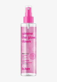 Bottiglia spray in plastica trasparente con liquido rosa etichettato "gimme the glow down," spray viso autoabbronzante all'acqua di rose di b.tan, con beccuccio spray rosa.