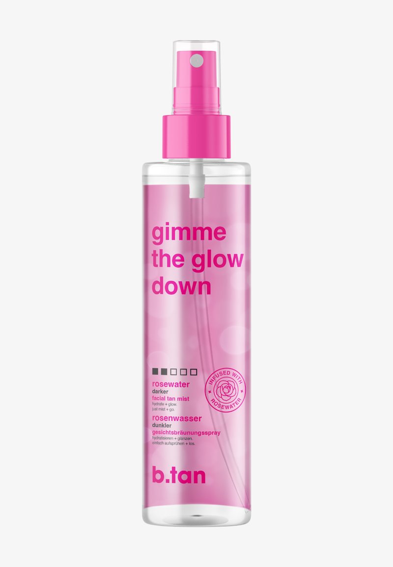 Bottiglia spray in plastica trasparente con liquido rosa etichettato "gimme the glow down," spray viso autoabbronzante all'acqua di rose di b.tan, con beccuccio spray rosa.