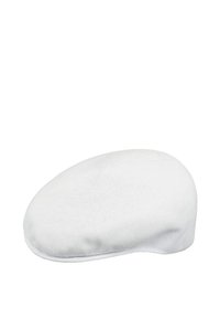 Berretto a maglia bianco con una texture liscia, forma a cupola arrotondata e un sottile motivo a coste verticali lungo il bordo.