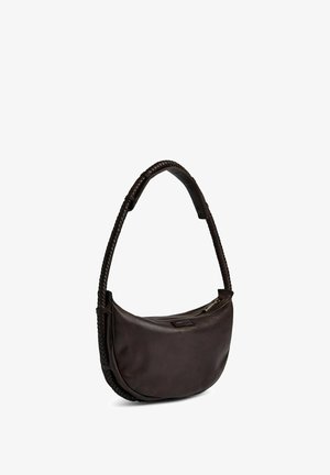 Bruine leren handtas met een gebogen vorm, een gevlochten handvat en een ritssluiting. Gladde textuur met subtiele merkdetails aan de zijkant.