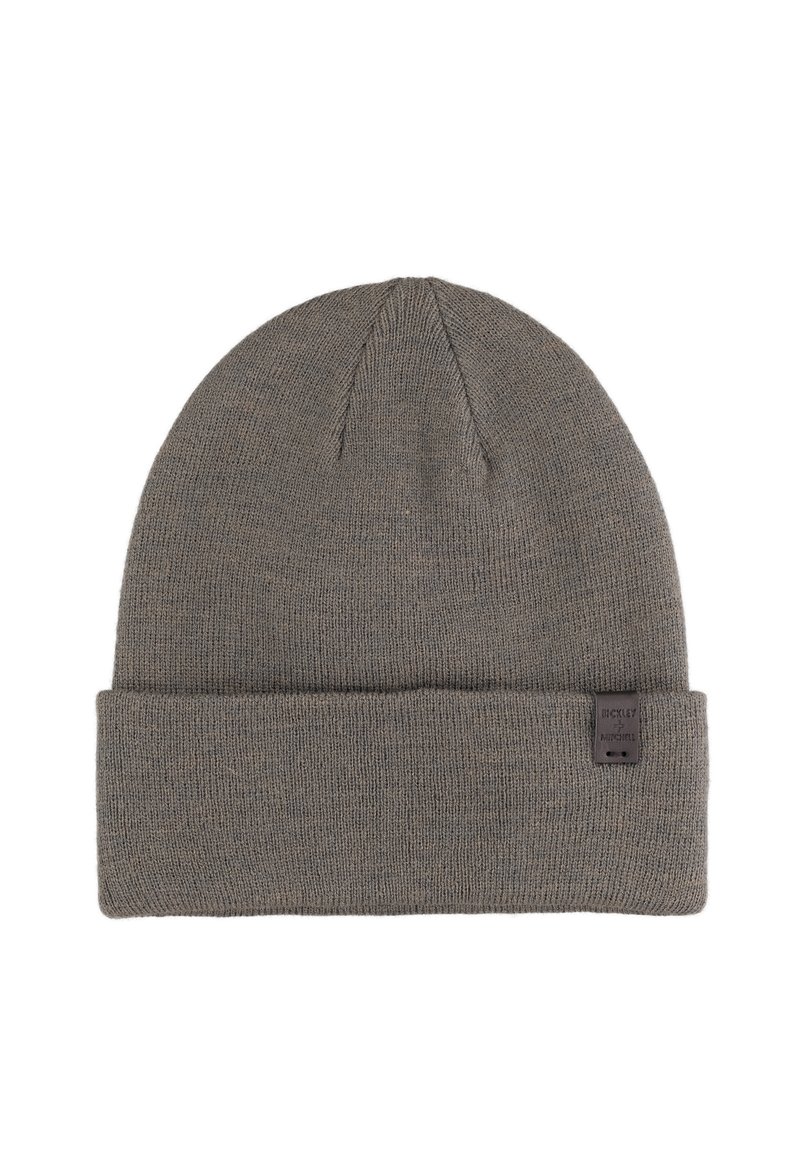 Szara dzianinowa czapka z prążkowanym mankietem, wykonana z miękkiego materiału. Posiada małą metkę z logo z boku.