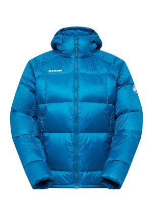 Giacca a vento blu con cappuccio, realizzata in nylon lucido, con sezioni trapuntate orizzontali, zip frontale e logo del marchio sul petto.