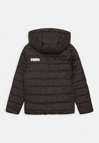 Crna pufasta jakna s kapuljačom, s horizontalno šivenim panelima, glatkom teksturom i bijelim Puma logom na leđima.