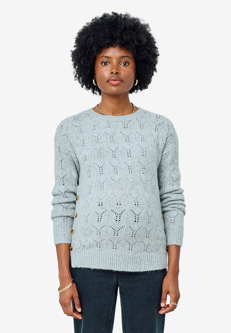 Hellblauer gestrickter Pullover mit einem strukturierten, durchbrochener Muster und goldfarbigen Knöpfen an der Seite. Gerippte Bündchen und Saum runden das Design ab.