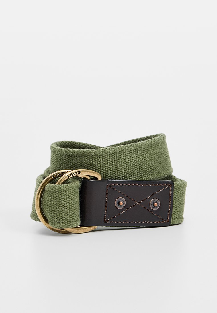 Cinturón de lona verde con una correa de cuero marrón y hebilla de anilla en D de latón, con costuras decorativas y remaches metálicos para mayor durabilidad.