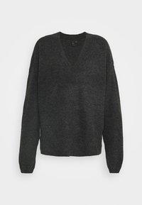 Dunkelgrauer Pullover mit langen Ärmeln und V-Ausschnitt, der einen lockeren Schnitt und strukturierte Strickwaren aufweist. Keine sichtbaren Logos oder Muster.