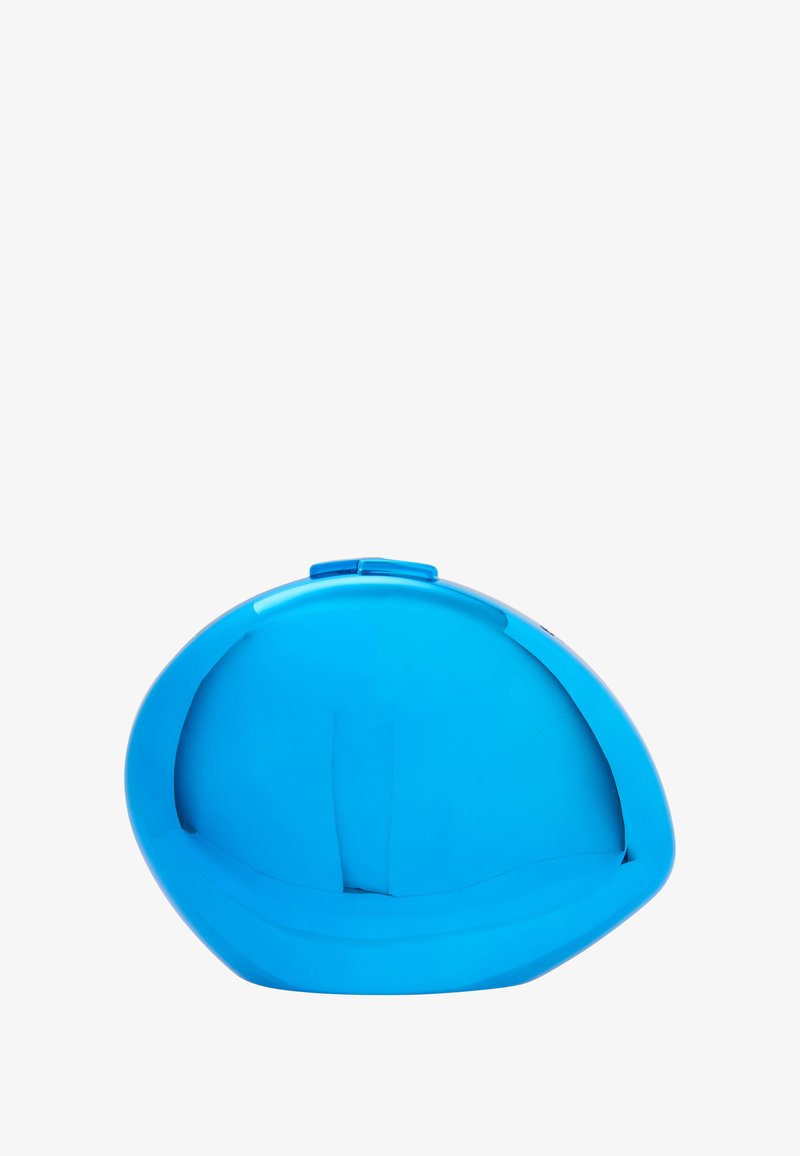 Mėlyna ergonomiška kėdė su lygiu plastiko paviršiumi, suapvalinta forma ir išmuštu viduriu, su priekinėmis išpjovomis ir iškilusia atlošo dalimi.