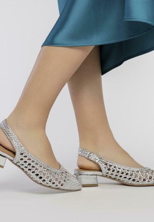 Scarpe slingback argento con design a taglio, adornate con strass, dotate di un tacco basso e una texture liscia.