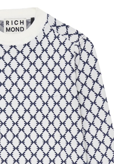 Maglione bianco con motivo a rombi e a X blu navy, colletto a costine e etichetta "RICHMOND" all'interno dello scollo.