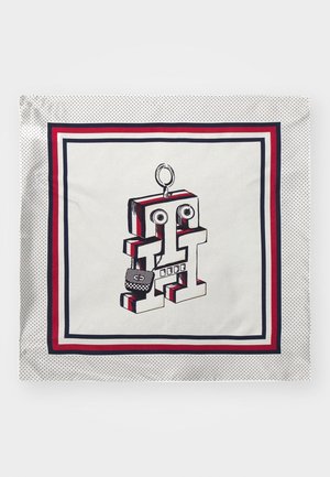 Foulard carré blanc avec de petits points noirs, bordures rouges, blanches et bleues, et un motif en lettre bloc 3D "H" avec des yeux et un porte-clés.