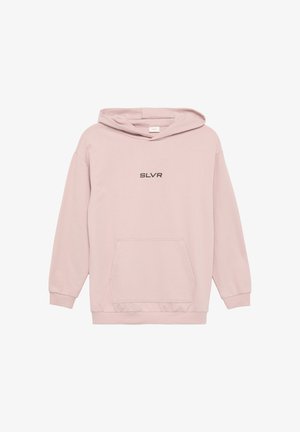 Jasnoróżowa bluza z kapturem, z przednią kieszenią typu kangurka oraz napisem "SLVR" na środku klatki piersiowej w kolorze czarnym.