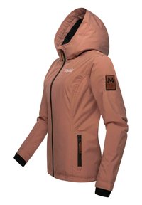 Rosa zip-up jacka med huva, med svarta detaljer, elastiska ärmslut och ett märke på ärmen. Slät textur och lätt design.