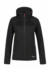 Sort softshell jakke med lynlås foran, justerbar hætte, to sidelommer med røde detaljer og teksturerede stofpaneler.