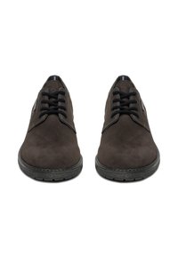 Hnědé semišové boty s hladkým povrchem, kulatou špičkou, černými tkaničkami a kontrastním prošíváním, s texturovanou gumovou podrážkou.