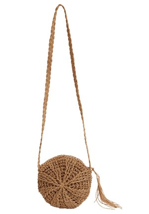 Ronde geweven crossbodytas met lange gevlochten band en kwastdetail in natuurlijke bruine kleur.