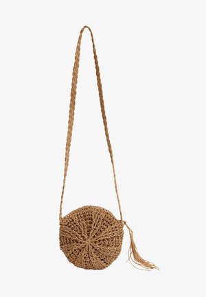 Ronde geweven crossbodytas met lange gevlochten band en kwastdetail in natuurlijke bruine kleur.